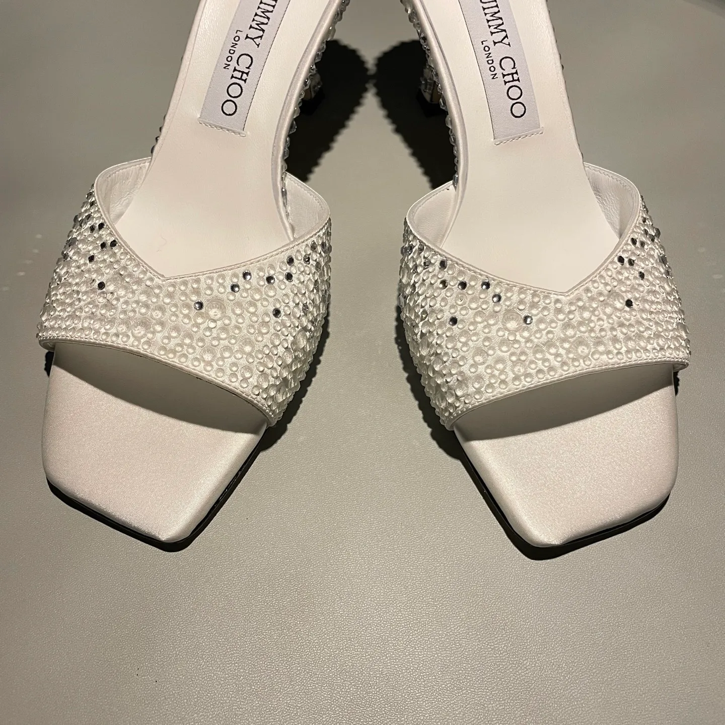 👟👟Ex-factory price 640👟👟 JIMMY CHOO A pair of high heels that can conquer all men👠Easy to wear and versatile, a must-have item for the annual meeting🥂Bilng Bilng is so beautiful that no one can breathe. Material: silk hot diamond gradient champagne color🍸Sheepskin lining Italian leather outsole 2 colors for sale: champagne white Size: 34-40 (41 42 43 (Customized)) Height 7cm, packed at the same time at the counter!